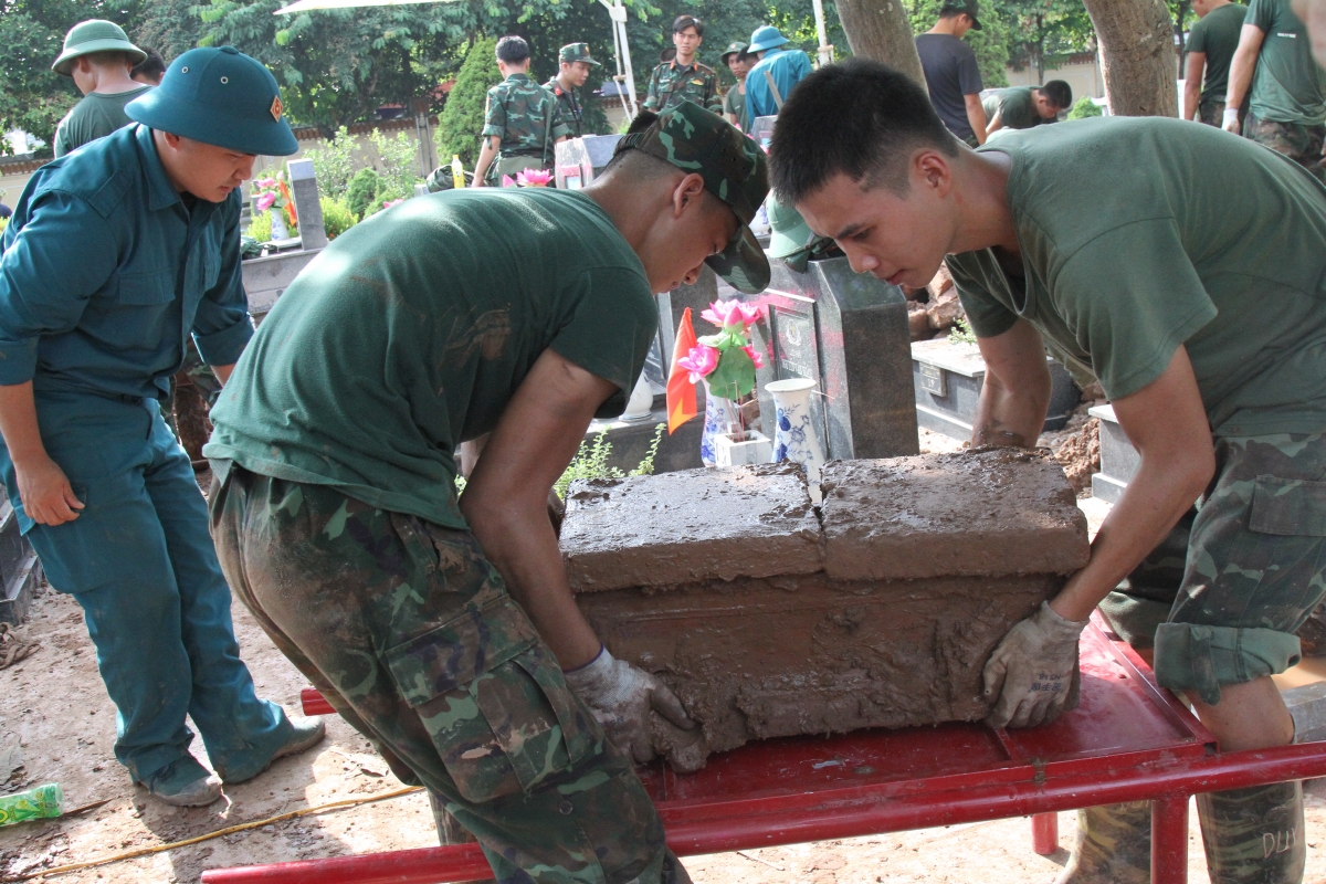 Hài cốt liệt sĩ được các chiến sĩ di chuyển từng phần một cách cẩn trọng, nhẹ nhàng. Mỗi thao tác đều được thực hiện tỉ mỉ để bảo đảm nguyên trạng phục vụ quá trình lấy mẫu.