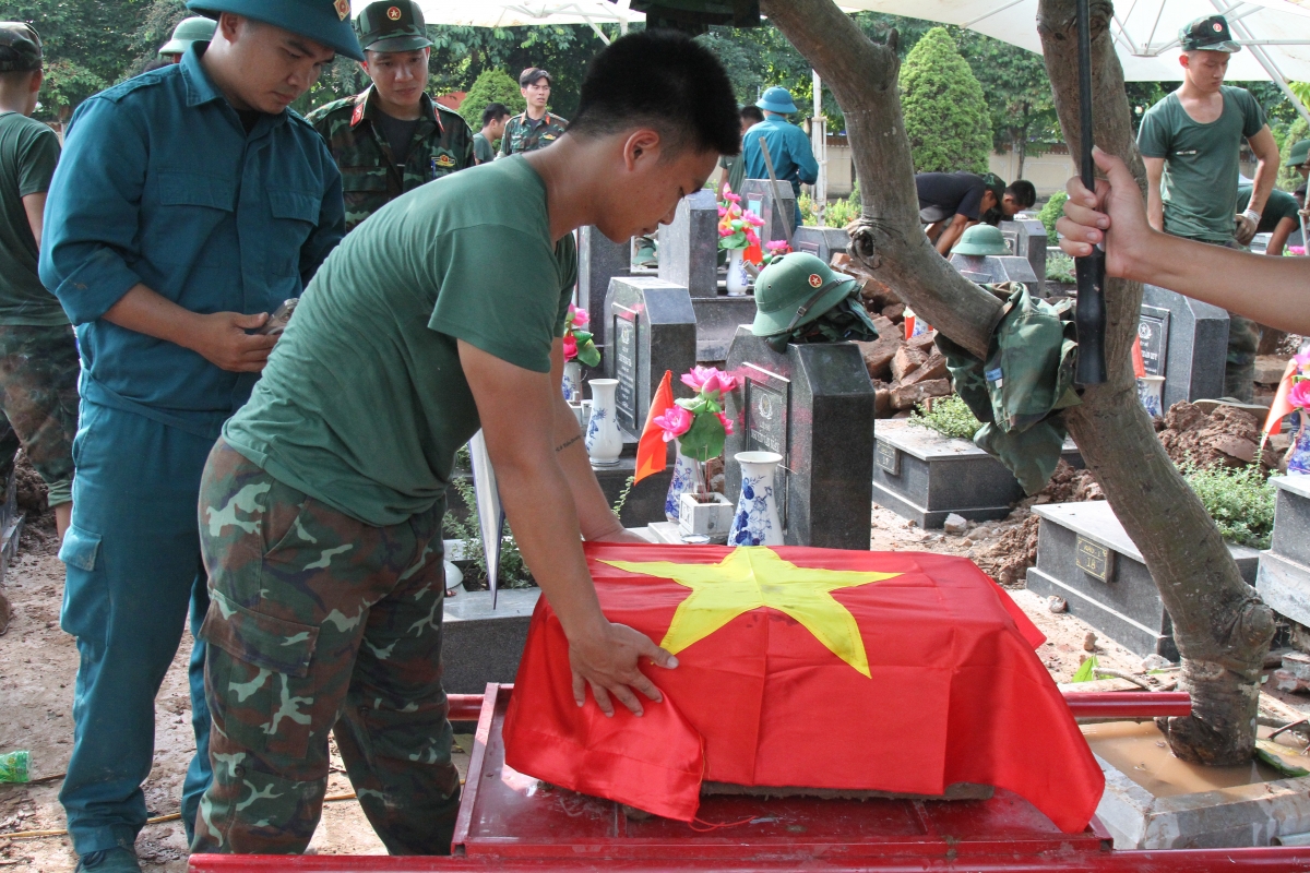 Miệt mài tìm lại tên cho những liệt sĩ nằm lại ở Nghĩa trang Mai Dịch