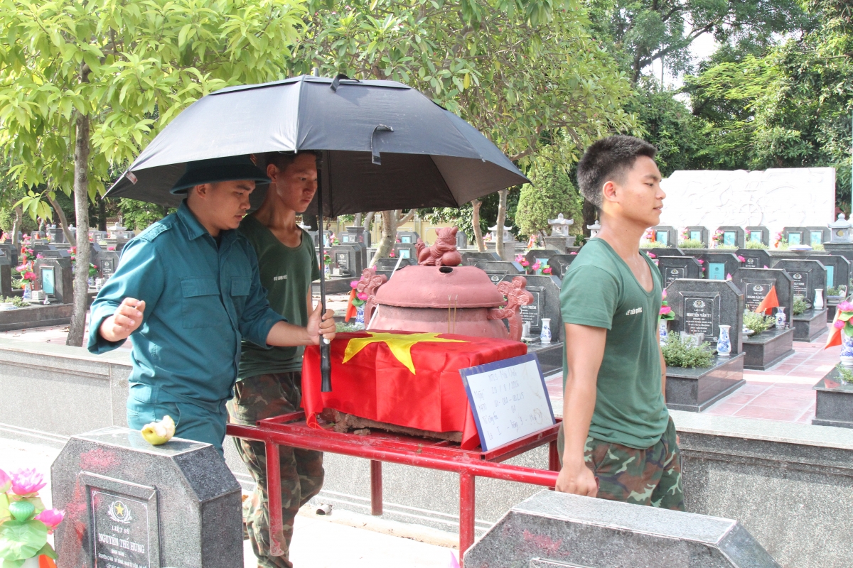 Miệt mài tìm lại tên cho những liệt sĩ nằm lại ở Nghĩa trang Mai Dịch