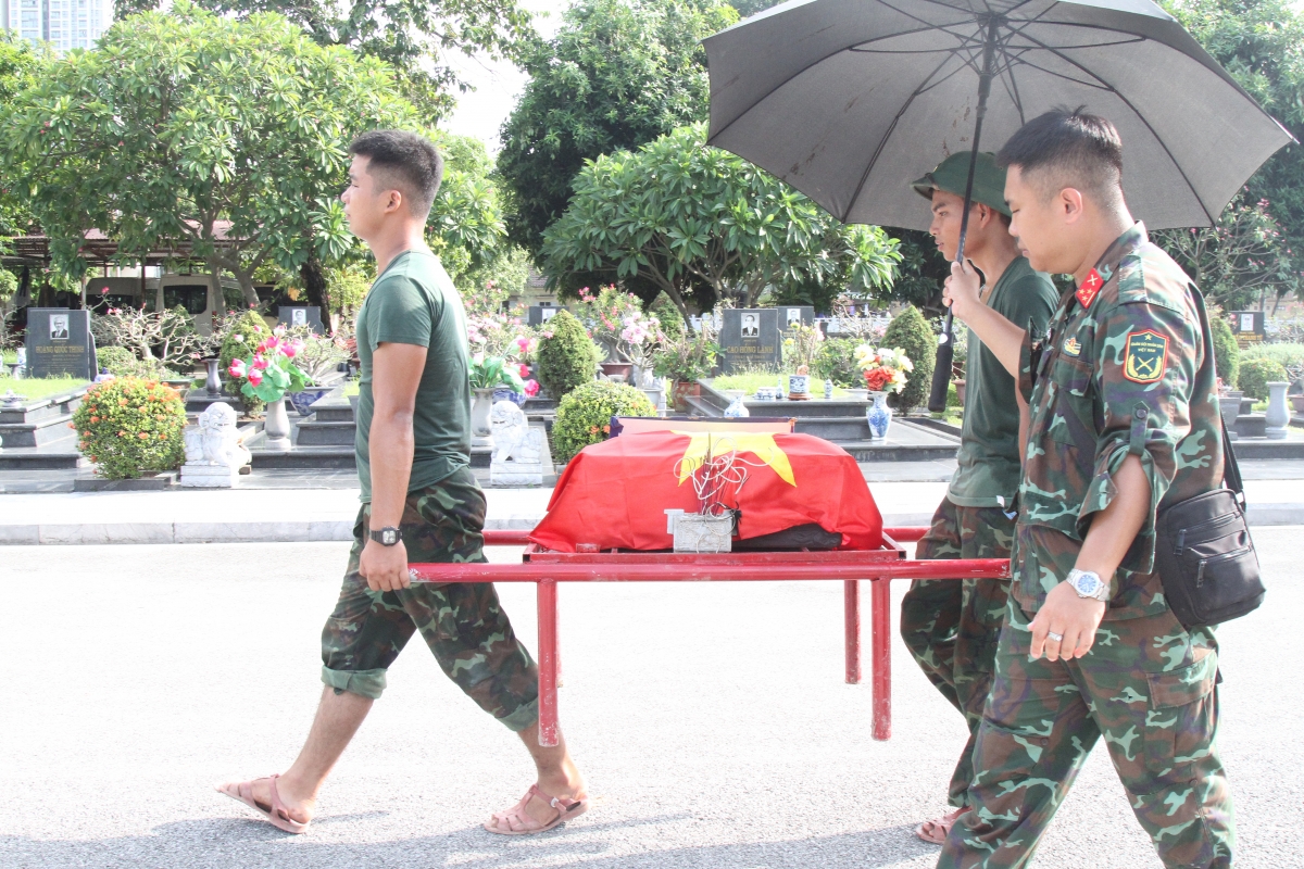 Miệt mài tìm lại tên cho những liệt sĩ nằm lại ở Nghĩa trang Mai Dịch