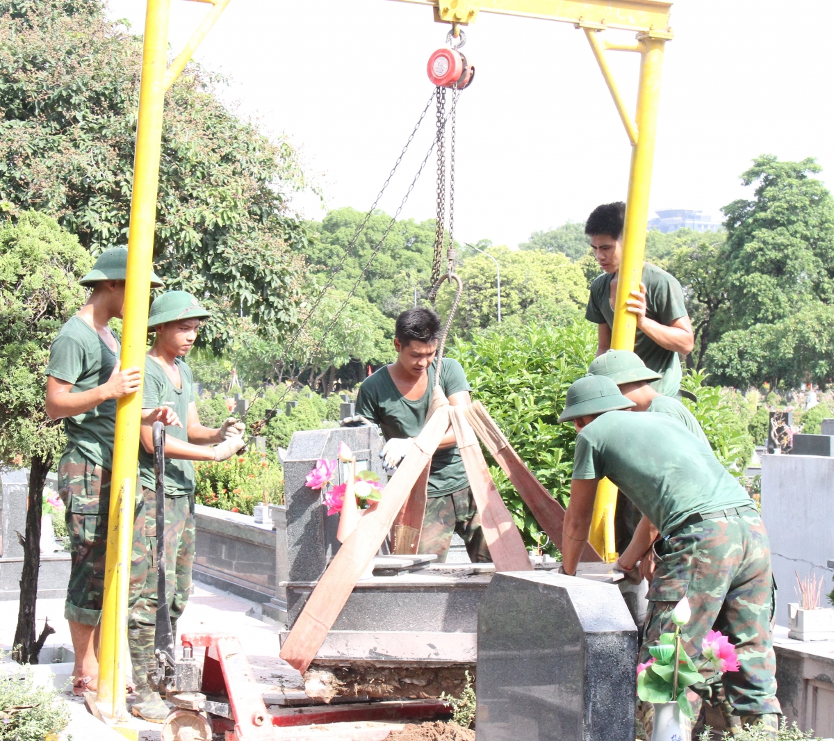 ng ngày tháng 8, bất kể nắng hay mưa, cán bộ, chiến sĩ Bộ Tư lệnh Thủ đô Hà Nội khẩn trương triển khai công tác khai quật, lấy mẫu hài cốt liệt sĩ tại Nghĩa trang Mai Dịch để phục