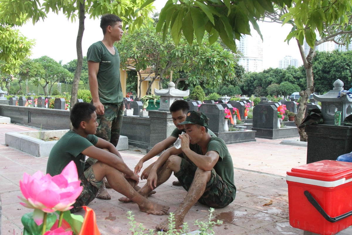 Miệt mài tìm lại tên cho những liệt sĩ nằm lại ở Nghĩa trang Mai Dịch