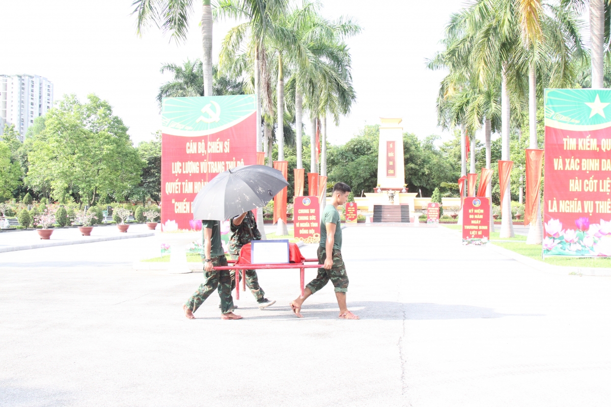 Miệt mài tìm lại tên cho những liệt sĩ nằm lại ở Nghĩa trang Mai Dịch
