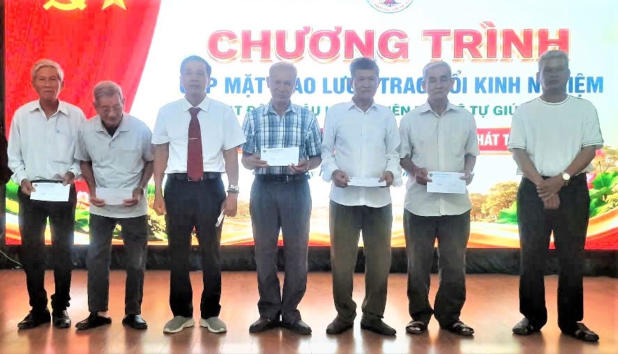 Nối những nhịp cầu liên thế hệ bằng nghĩa tình và sự sẻ chia Nối những nhịp cầu liên thế hệ bằng nghĩa tình và sự sẻ chia