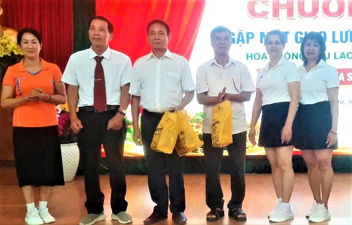 Những phần quà ý nghĩa của lãnh đạo phường Tuy Hòa và Hôi NCT xã Dray Bhăng trao tặng tại chương trình. Những phần quà ý nghĩa của lãnh đạo phường Tuy Hòa và Hôi NCT xã Dray Bhăng trao tặng tại chương trình.