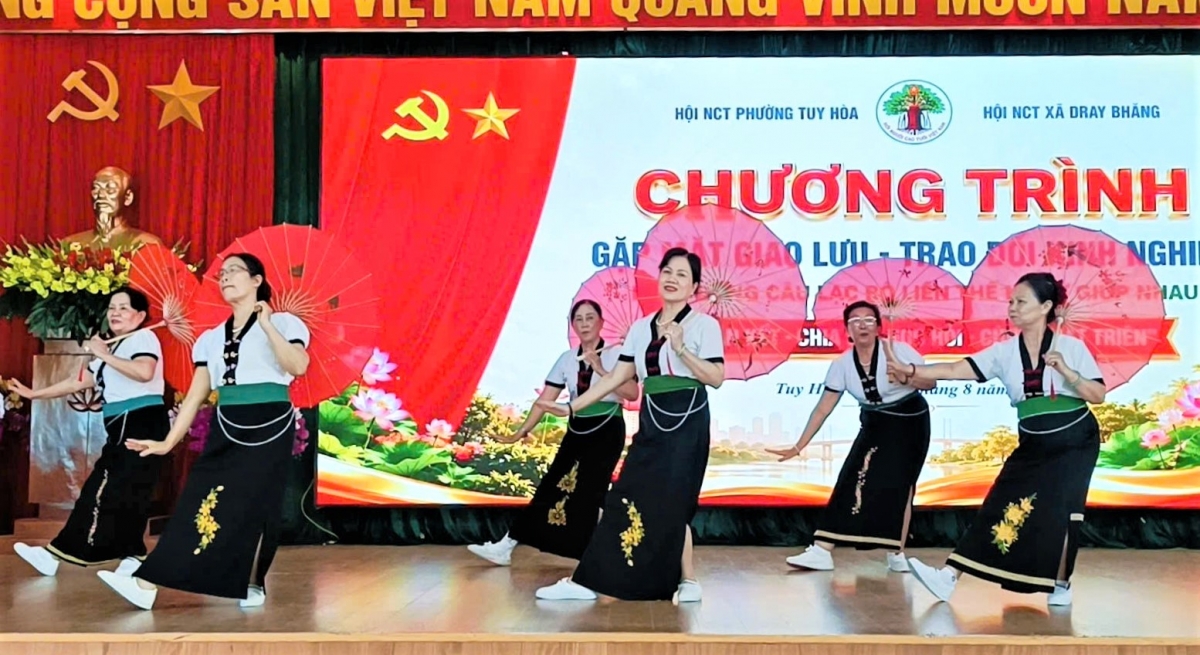 Nối những nhịp cầu liên thế hệ bằng nghĩa tình và sự sẻ chia Nối những nhịp cầu liên thế hệ bằng nghĩa tình và sự sẻ chia