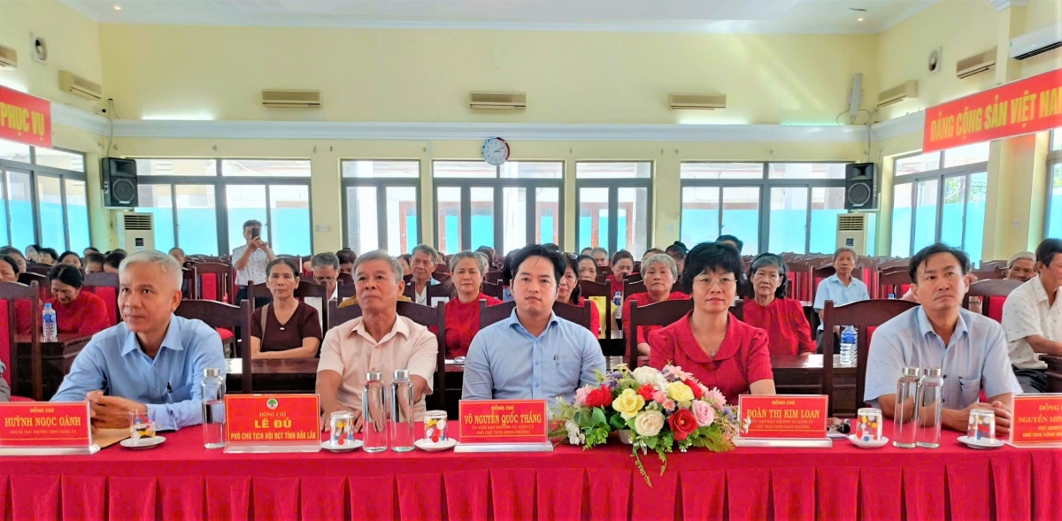 Nối những nhịp cầu liên thế hệ bằng nghĩa tình và sự sẻ chia Nối những nhịp cầu liên thế hệ bằng nghĩa tình và sự sẻ chia