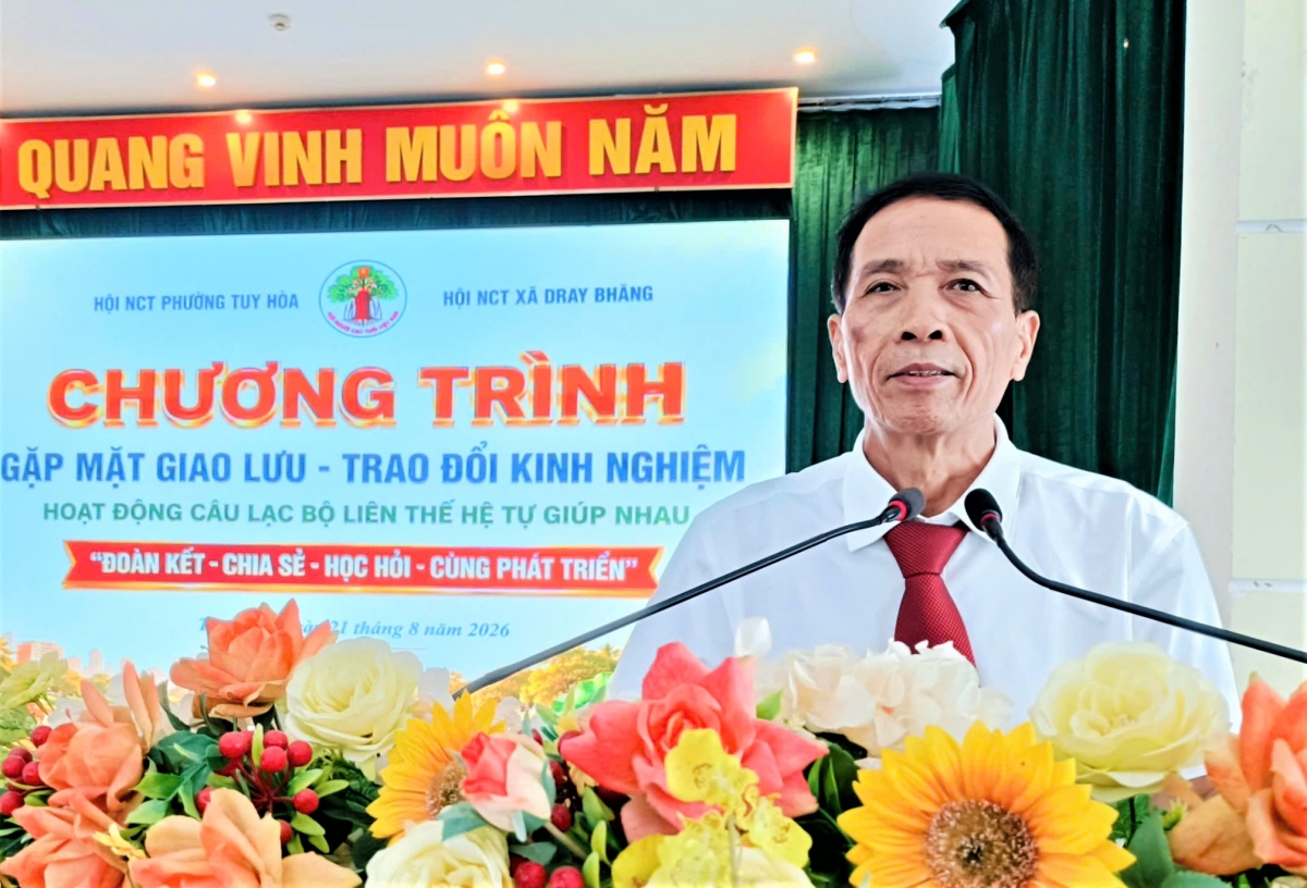 Ông Nguyễn Hồng Khanh, Chủ tịch Hội NCT xã Dray Bhăng trao đổi kinh nghiệm về nhân rộng mô hình CLB liên thế hệ tự giúp nhau Ông Nguyễn Hồng Khanh, Chủ tịch Hội NCT xã Dray Bhăng trao đổi kinh nghiệm về nhân rộng mô hình CLB liên thế hệ tự giúp nhau