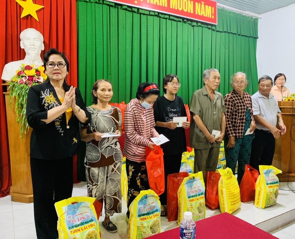 Trao quà cho các người cao tuổi khó khăn Chuyện ở một CLB Liên thế hệ tự giúp nhau: Lan tỏa yêu thương, giúp nhau tăng thu nhập