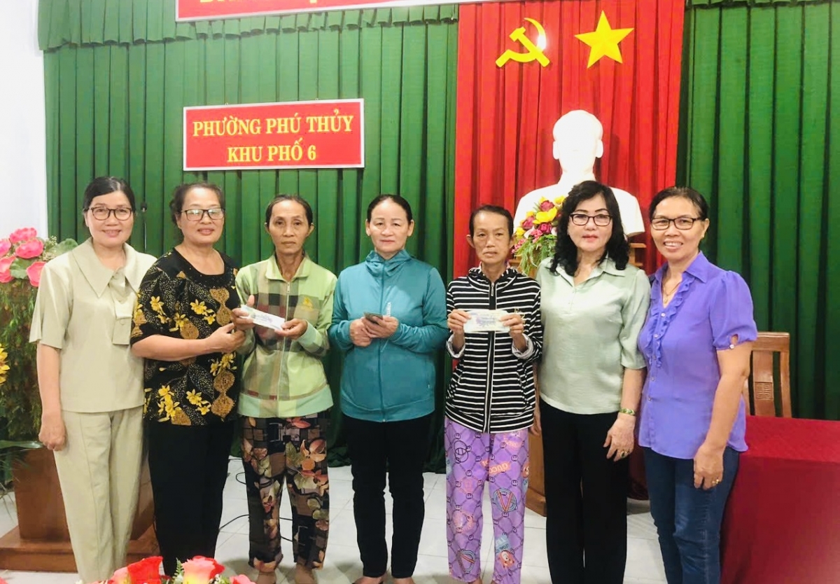 Trao vốn vay cho các thành viên trong CLB làm kinh tế Chuyện ở một CLB Liên thế hệ tự giúp nhau: Lan tỏa yêu thương, giúp nhau tăng thu nhập