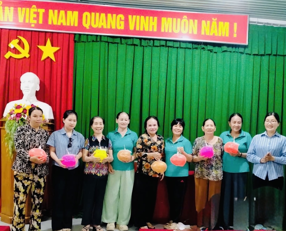 Phong trào nuôi heo nhựa trong CLB được các thành viên hưởng ứng Chuyện ở một CLB Liên thế hệ tự giúp nhau: Lan tỏa yêu thương, giúp nhau tăng thu nhập