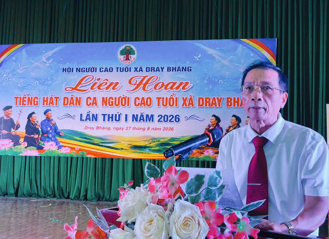 n: ông Nguyễn Hồng Khanh Chủ tịch Hội NCT xã Dray Bhăng, phat biểu bế mạc Liên hoan tiếng hát dân ca NCT xã Dray Bhăng. n: ông Nguyễn Hồng Khanh Chủ tịch Hội NCT xã Dray Bhăng, phat biểu bế mạc Liên hoan tiếng hát dân ca NCT xã Dray Bhăng.