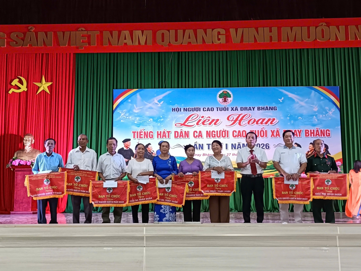 BTC tặng cờ lưu niệm cho 11 đoàn dự Liên hoan tiếng hát dân ca NCT xã Dray Bhăng năm 2026. BTC tặng cờ lưu niệm cho 11 đoàn dự Liên hoan tiếng hát dân ca NCT xã Dray Bhăng năm 2026.