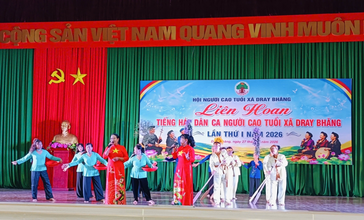 tiết mục văn nghệ tại Liên hoan tiếng hát dân ca NCT xã Dray Bhăng. tiết mục văn nghệ tại Liên hoan tiếng hát dân ca NCT xã Dray Bhăng.