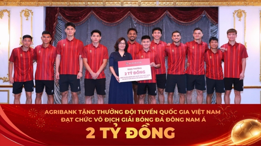 Đại diện Agribank Bà Từ Thị Kim Thanh - Thành viên HĐTV trao thưởng 2 tỷ đồng chúc mừng thành tích xuất sắc của Đội tuyển Quốc gia Việt Nam.