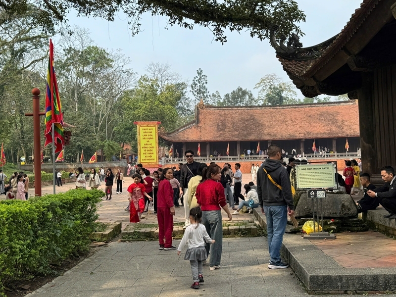 Du khách và nhân dân tham quan Di tích Quốc gia Lam Kinh.