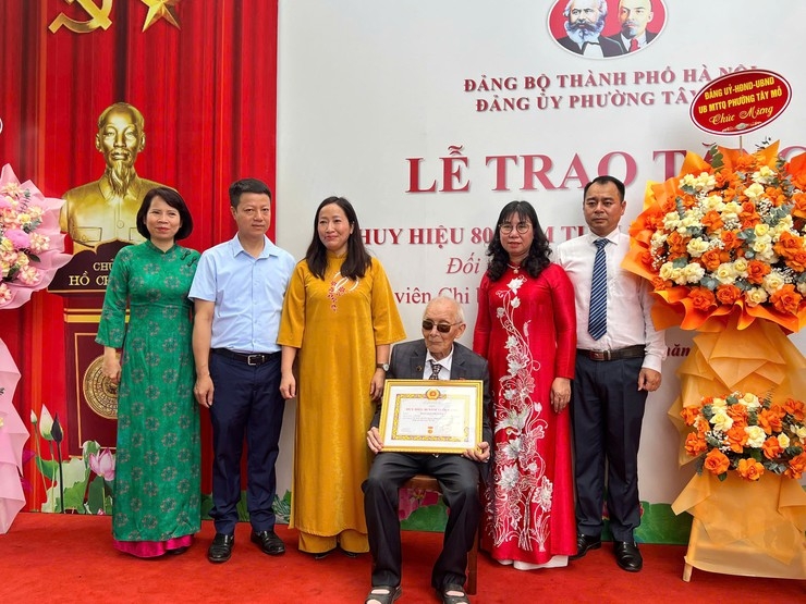 Trưởng Ban Tuyên giáo và Dân vận Thành ủy Hà Nội trao Huy hiệu 80 năm tuổi Đảng tặng đồng chí Nguyễn Huynh Trưởng Ban Tuyên giáo và Dân vận Thành ủy Hà Nội trao Huy hiệu 80 năm tuổi Đảng tặng đồng chí Nguyễn Huynh
