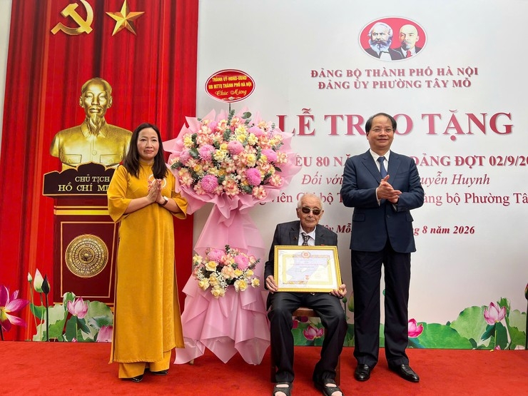 Trưởng Ban Tuyên giáo và Dân vận Thành ủy Hà Nội trao Huy hiệu 80 năm tuổi Đảng tặng đồng chí Nguyễn Huynh Trưởng Ban Tuyên giáo và Dân vận Thành ủy Hà Nội trao Huy hiệu 80 năm tuổi Đảng tặng đồng chí Nguyễn Huynh