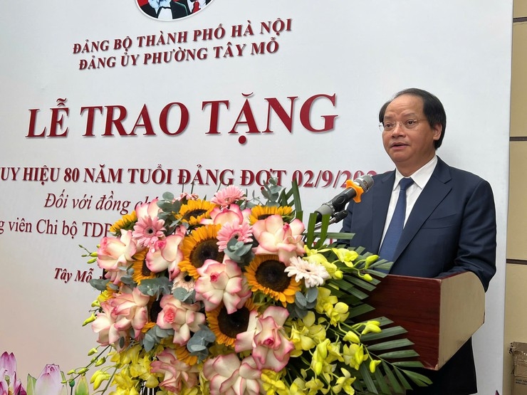 Trưởng Ban Tuyên giáo và Dân vận Thành ủy Hà Nội trao Huy hiệu 80 năm tuổi Đảng tặng đồng chí Nguyễn Huynh Trưởng Ban Tuyên giáo và Dân vận Thành ủy Hà Nội trao Huy hiệu 80 năm tuổi Đảng tặng đồng chí Nguyễn Huynh