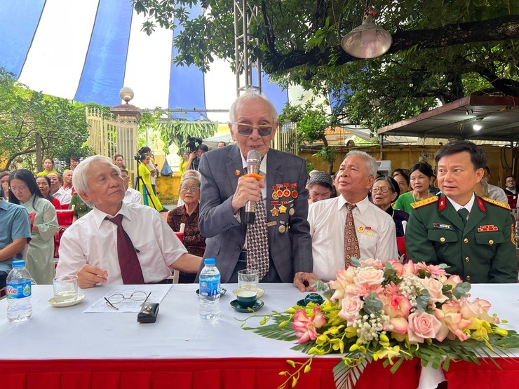 Trưởng Ban Tuyên giáo và Dân vận Thành ủy Hà Nội trao Huy hiệu 80 năm tuổi Đảng tặng đồng chí Nguyễn Huynh Trưởng Ban Tuyên giáo và Dân vận Thành ủy Hà Nội trao Huy hiệu 80 năm tuổi Đảng tặng đồng chí Nguyễn Huynh