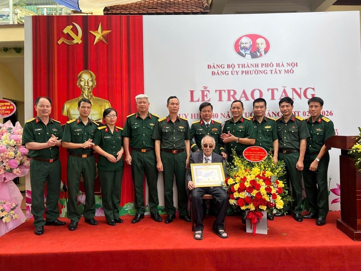 Trưởng Ban Tuyên giáo và Dân vận Thành ủy Hà Nội trao Huy hiệu 80 năm tuổi Đảng tặng đồng chí Nguyễn Huynh Trưởng Ban Tuyên giáo và Dân vận Thành ủy Hà Nội trao Huy hiệu 80 năm tuổi Đảng tặng đồng chí Nguyễn Huynh