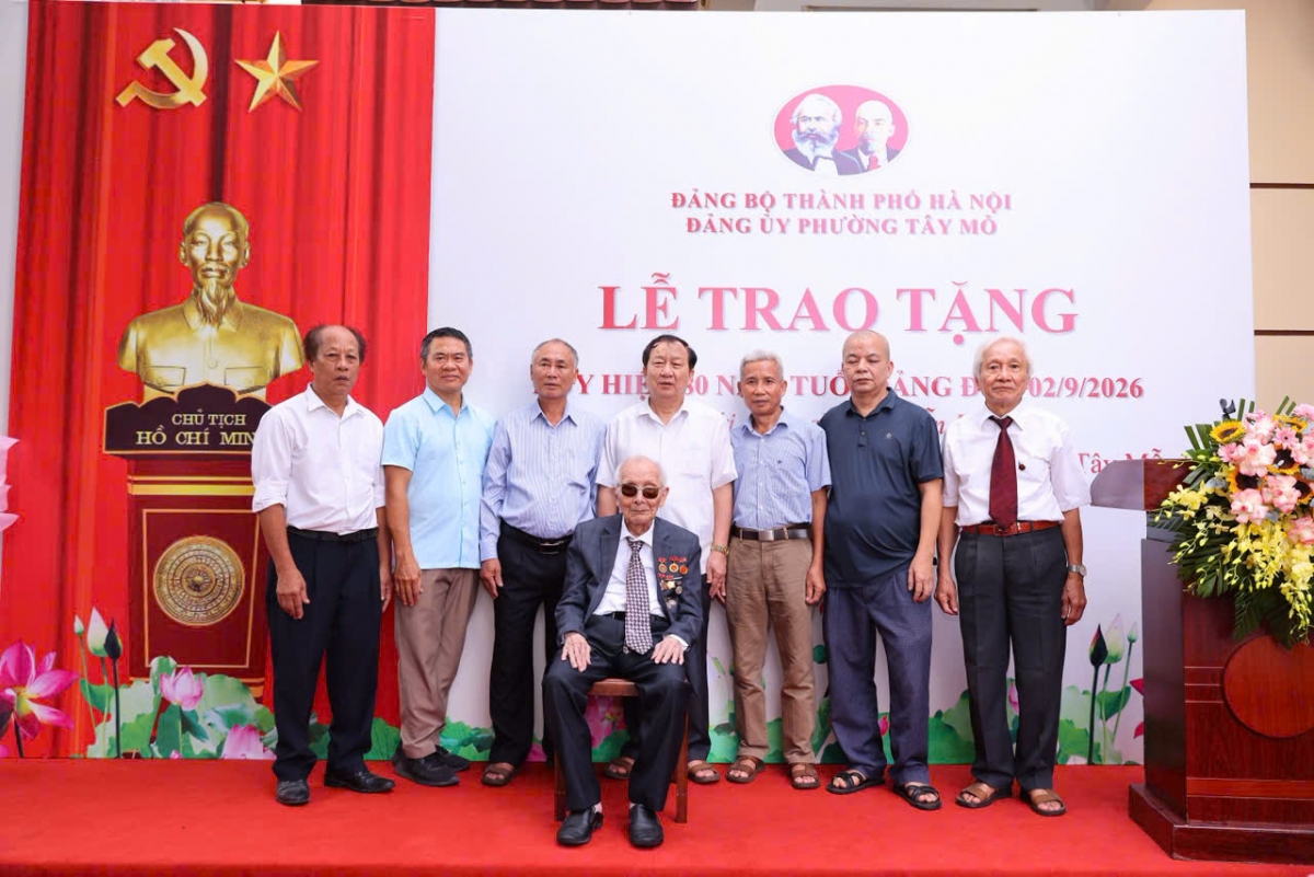 Trưởng Ban Tuyên giáo và Dân vận Thành ủy Hà Nội trao Huy hiệu 80 năm tuổi Đảng tặng đồng chí Nguyễn Huynh Trưởng Ban Tuyên giáo và Dân vận Thành ủy Hà Nội trao Huy hiệu 80 năm tuổi Đảng tặng đồng chí Nguyễn Huynh