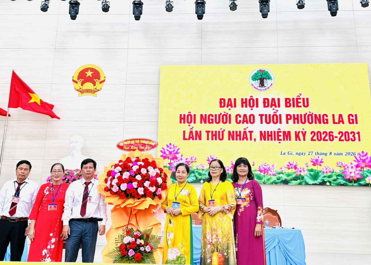 Lãnh đạo Hội NCT tỉnh tặng hoa cho Đại hội Lãnh đạo Hội NCT tỉnh tặng hoa cho Đại hội