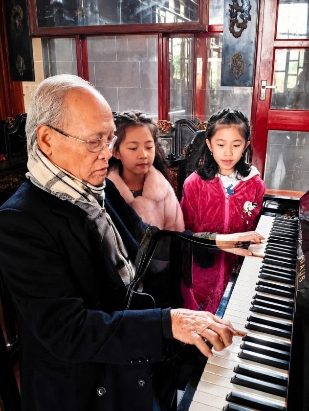 Ông Văn chơi được nhiều loại nhạc cụ. Ảnh 3: Niềm vui, niềm hạnh phúc hiện tại của ông Văn chính là nụ cười của “đồng chí Yến” mỗi ngày. 
