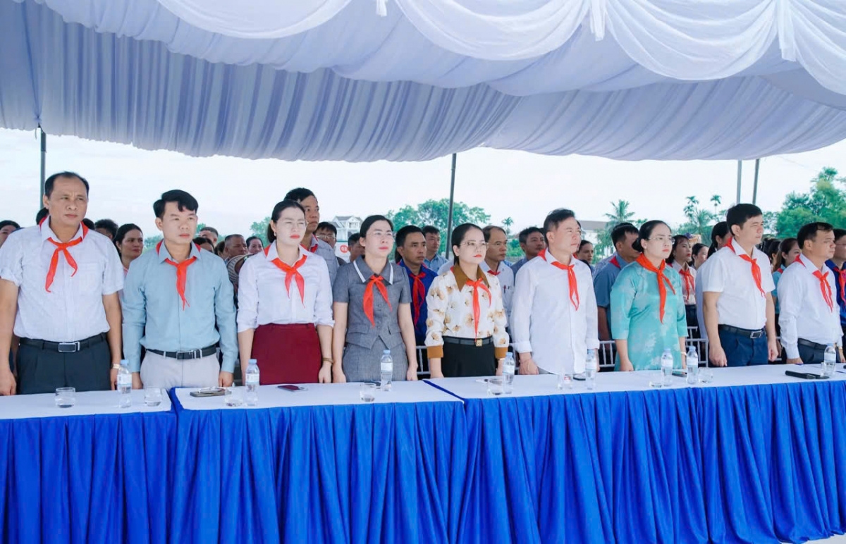 Lãnh đạo xã Hợp Minh tham dự lễ khai mạc ngày hội thiếu nhi.