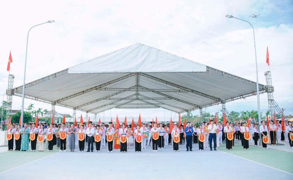 Toàn cảnh khai mạc lễ hội thiếu nhi tại xã Hợp Minh