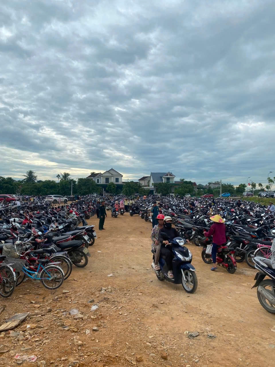 Đông đảo nhân dân trong xã Hợp Minh đã đến xem ngày hội thiếu nhi.