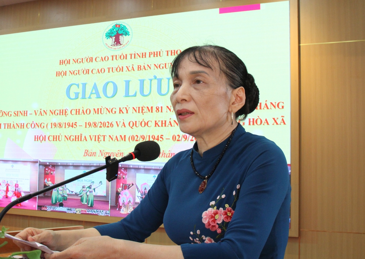 Bà Hoàng Thị Kim Loan, Chủ tịch Hội Người cao tuổi xã Bản Nguyên phát biểu khai mạc