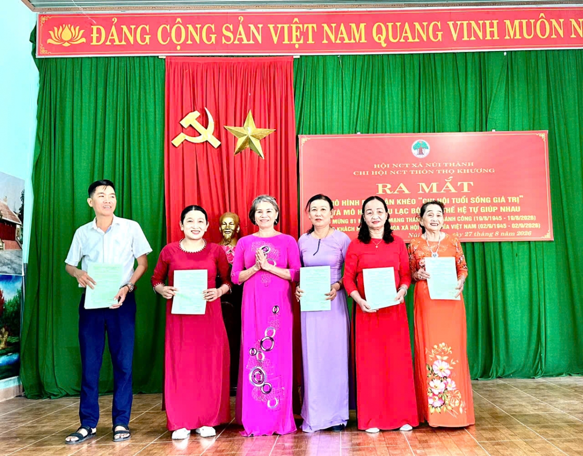 Chủ tịch Hội Người cao tuổi xã Núi Thành trao quyết định mô hình dân vận khéo Chi hội tuổi sống giá trị