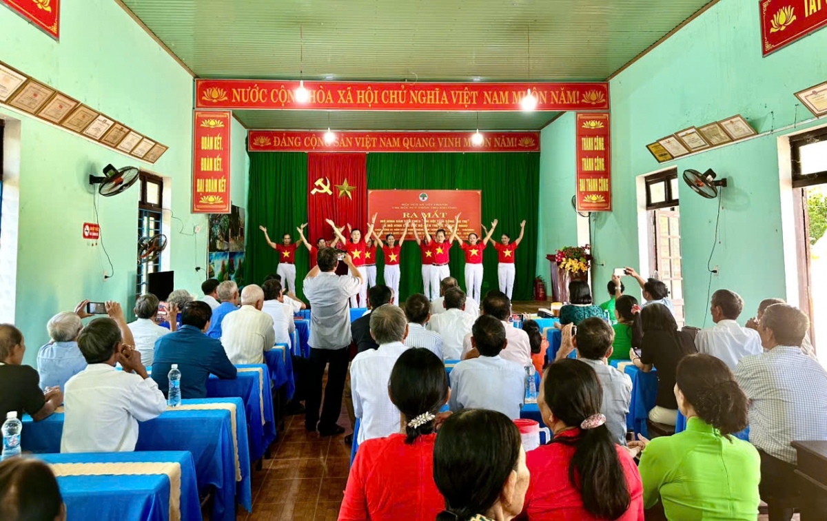 Quang cảnh Lễ ra mắt mô hình dân vận khéo Chi hội Tuổi sống giá trị và CLB Liên thế hệ tự giúp nhau thôn Thọ Khương