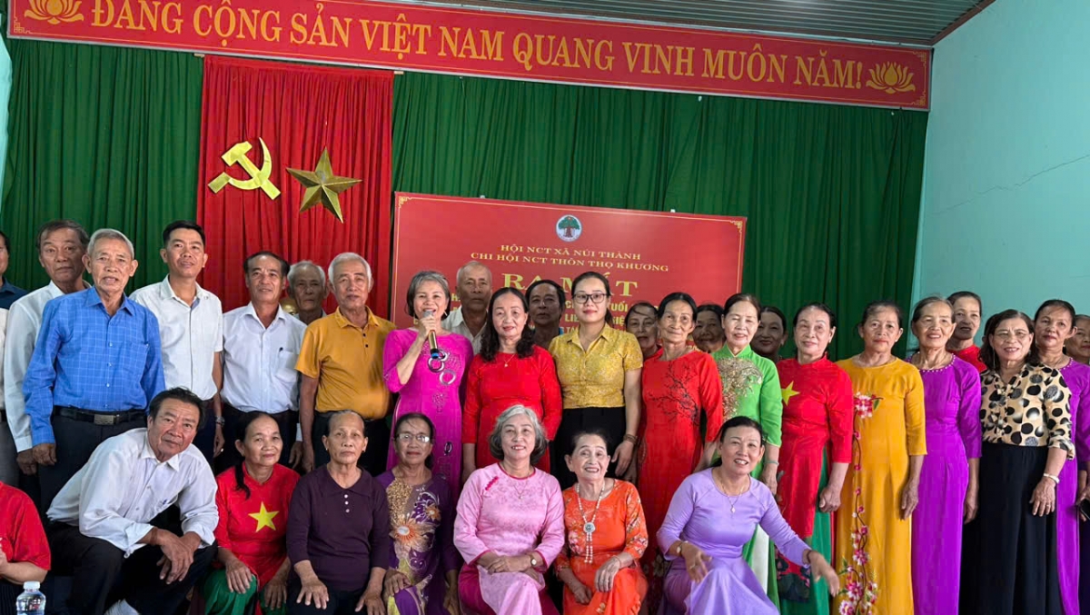 Thành viên CLB Liên thế hệ tự giúp nhau chụp hình lưu niệm cùng lãnh đạo