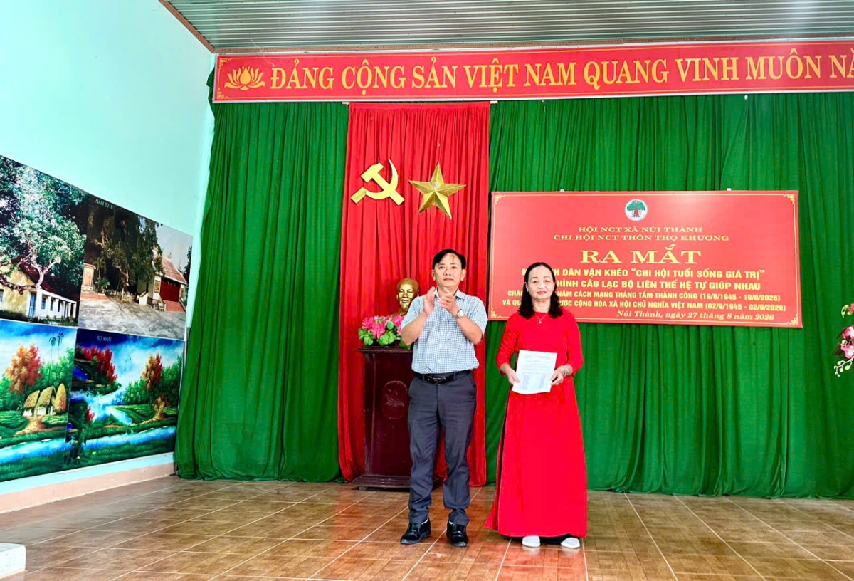 Trao quyết định thành lập CLB Liên thế hệ tự giúp nhau