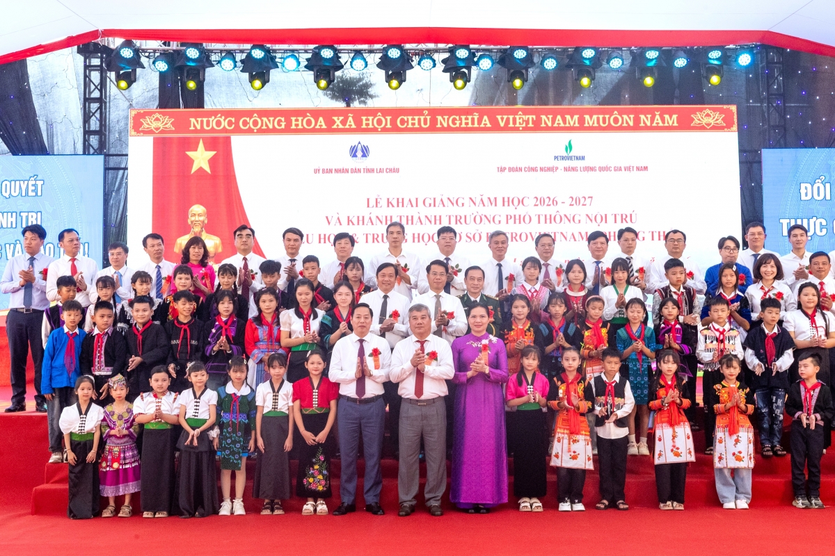 Chụp ảnh lưu niệm với thầy cô và các em học sinh của Trường Chụp ảnh lưu niệm với thầy cô và các em học sinh của Trường