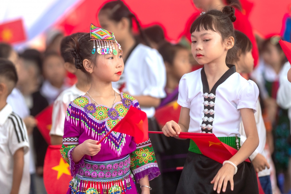 Học sinh Trường Phổ thông Nội trú Tiểu học và Trung học cơ sở PETROVIETNAM - Phong Thổ náo nức tham gia lễ Khai giảng. Học sinh Trường Phổ thông Nội trú Tiểu học và Trung học cơ sở PETROVIETNAM - Phong Thổ náo nức tham gia lễ Khai giảng.
