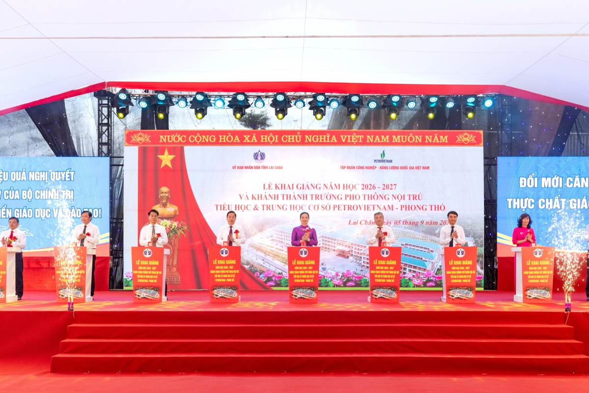 Đồng chí Hà Thị Nga, Ủy viên BCH Trung ương Đảng, Phó Chủ tịch-Tổng thư ký Ủy ban Trung ương Mặt trận Tổ quốc Việt Nam; Đồng chí Đỗ Chí Thanh, Phó Tổng giám đốc Petrovietnam; Đồng chí Hà Quang Trung, Phó Bí thư Tỉnh ủy, Chủ tịch UBND Tỉnh Lai Châu cùng các đại biểu tỉnh Lai Châu thực hiện nghi thức cắt băng khánh thành Trường. Đồng chí Hà Thị Nga, Ủy viên BCH Trung ương Đảng, Phó Chủ tịch-Tổng thư ký Ủy ban Trung ương Mặt trận Tổ quốc Việt Nam; Đồng chí Đỗ Chí Thanh, Phó Tổng giám đốc Petrovietnam; Đồng chí Hà Quang Trung, Phó Bí thư Tỉnh ủy, Chủ tịch UBND Tỉnh Lai Châu cùng các đại biểu tỉnh Lai Châu thực hiện nghi thức cắt băng khánh thành Trường.