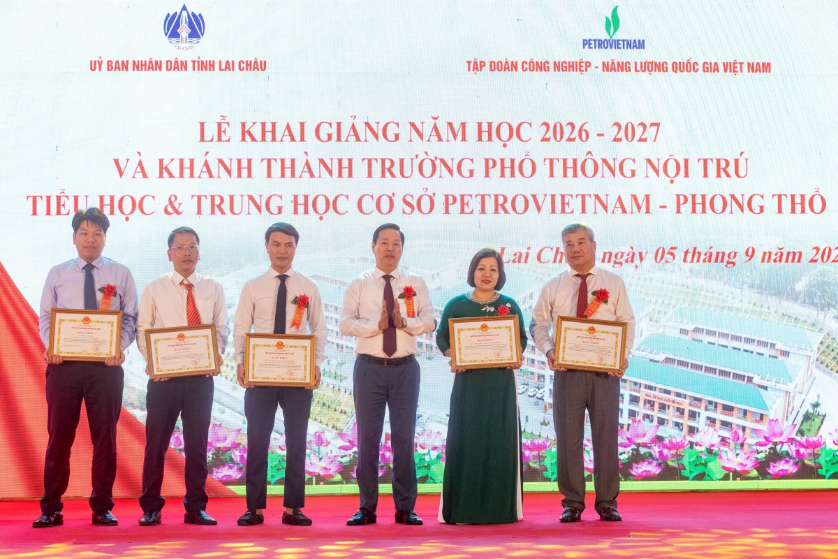 Đồng chí Đỗ Chí Thanh, Phó Tổng giám đốc Petrovietnam trao biển tài trợ Phòng học STEM cho trường PTNT Tiểu học và Trung học cơ sở PETROVIETNAM - Phong Thổ. Đồng chí Đỗ Chí Thanh, Phó Tổng giám đốc Petrovietnam trao biển tài trợ Phòng học STEM cho trường PTNT Tiểu học và Trung học cơ sở PETROVIETNAM - Phong Thổ.