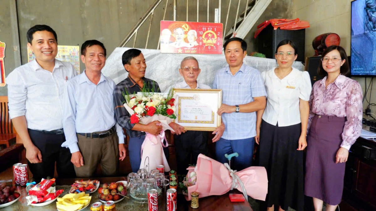 Đón nhận Huy hiệu 70 năm tuổi Đảng, đồng chí Lê Xuân Phúc bày tỏ niềm vinh dự, tự hào và xúc động