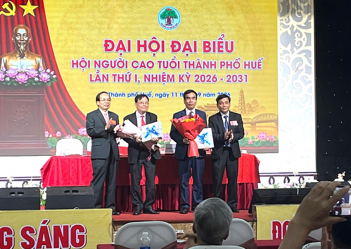 Tặng hoa tri ân lãnh đạo Hội NCT TP nhiệm kỳ 2021-2026