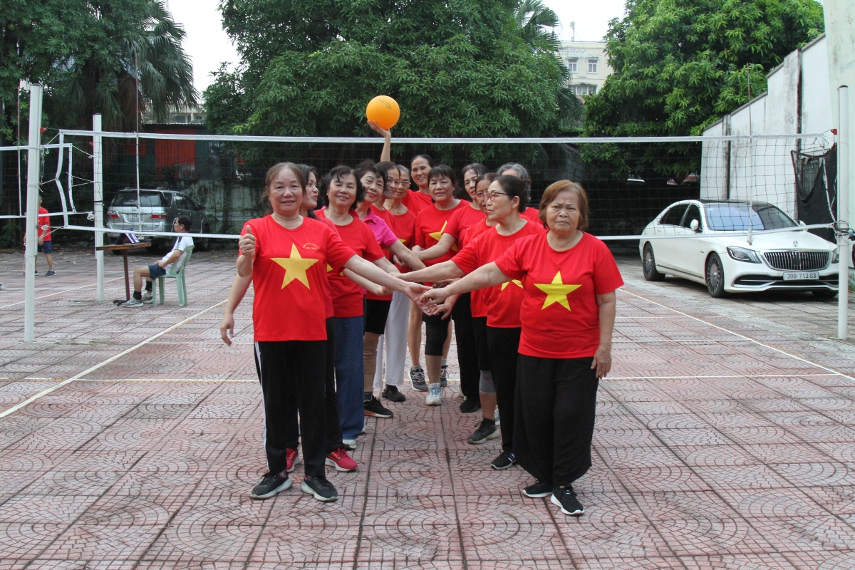 Các vận động viên CLB Bóng chuyền hơi Dịch Vọng Hậu, phường Cầu Giấy Các vận động viên CLB Bóng chuyền hơi Dịch Vọng Hậu, phường Cầu Giấy
