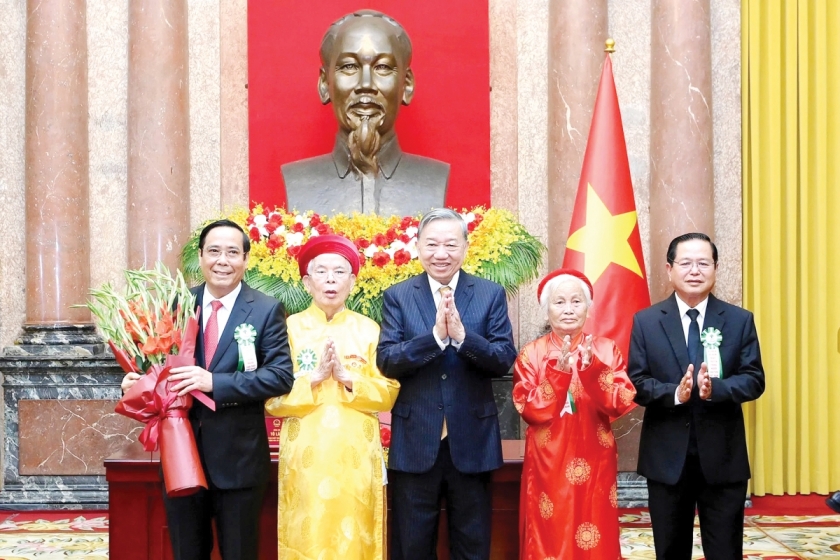 Tổng Bí thư, Chủ tịch nước Tô Lâm tặng hoa chúc mừng Hội Người cao tuổi Việt Nam tại cuộc gặp mặt 85 người cao tuổi tiêu biểu toàn quốc. Tổng Bí thư, Chủ tịch nước Tô Lâm tặng hoa chúc mừng Hội Người cao tuổi Việt Nam tại cuộc gặp mặt 85 người cao tuổi tiêu biểu toàn quốc.