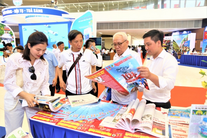 Bạn đọc cao tuổi TP Hải Phòng thăm gian trưng bày Tạp chí Người cao tuổi tại Hội báo toàn quốc năm 2026