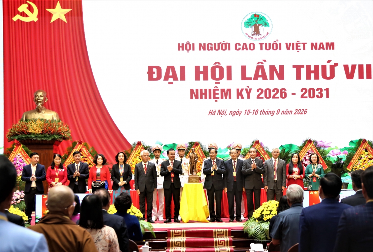 Đại hội vinh dự đón nhận bức tượng Chủ tịch Hồ Chí Minh do Tổng Bí thư, Chủ tịch nước Tô Lâm gửi tặng