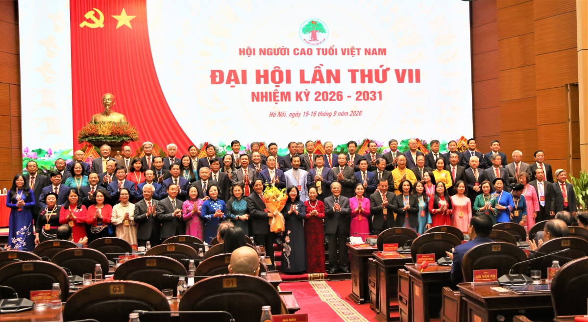 Các đồng chí lãnh đạo Đảng, Nhà nước tặng hoa chúc mừng Ban Chấp hành Hội NCT Việt Namn khóa VII