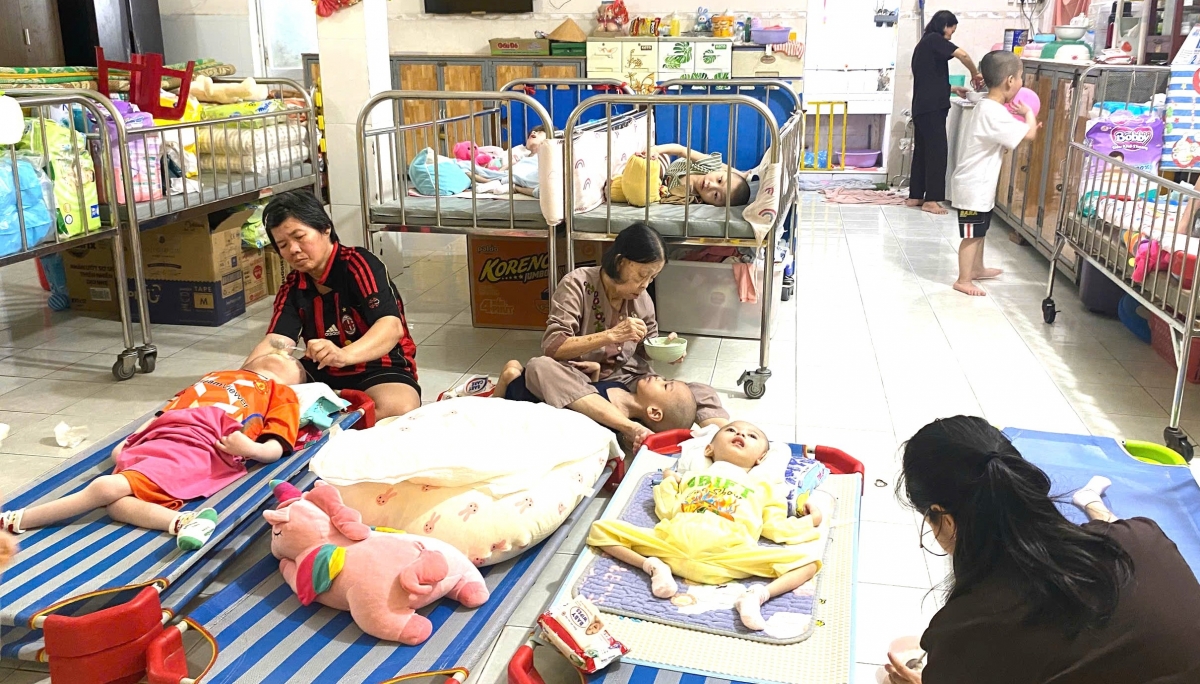 Những trẻ em bị bỏ rơi được Chùa Kỳ Quang 2 chăm sóc, nuôi dưỡng và tạo điều kiện học tập trong mái ấm Những trẻ em bị bỏ rơi được Chùa Kỳ Quang 2 chăm sóc, nuôi dưỡng và tạo điều kiện học tập trong mái ấm