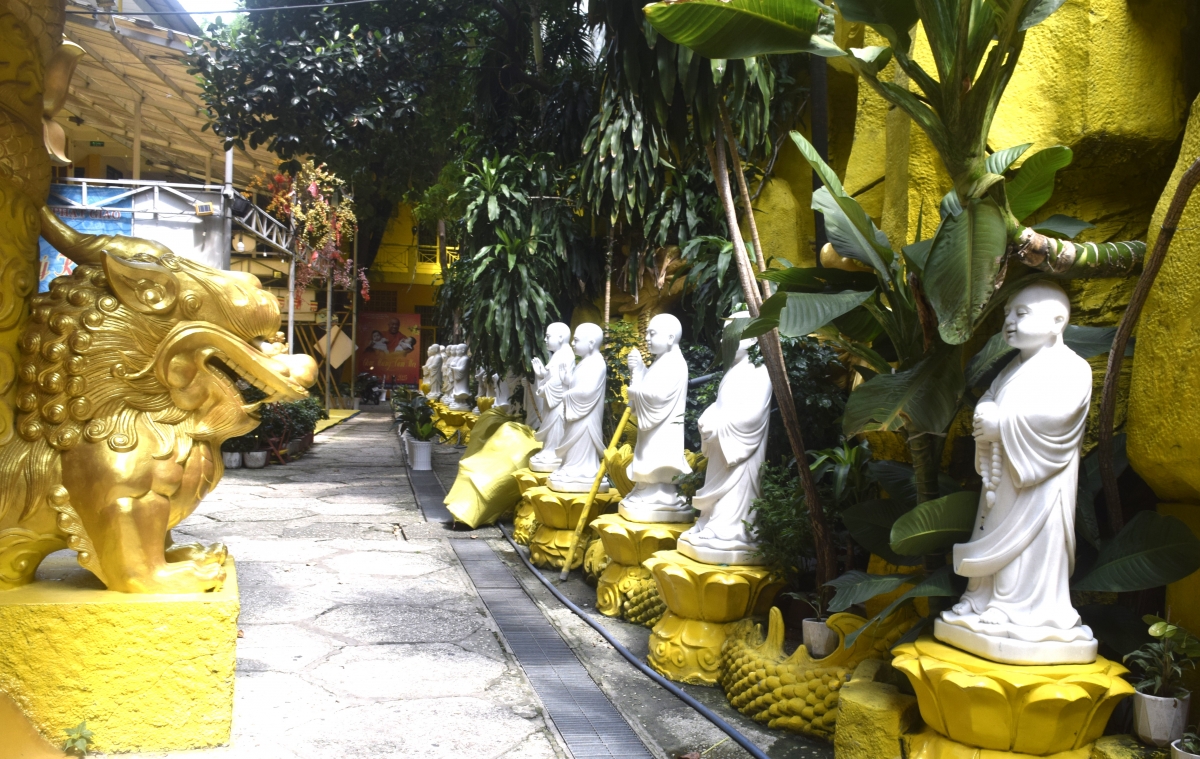 Chùa Kỳ Quang 2 với nhiều pho tượng Phật được bố trí trong khuôn viên, tạo nên không gian tâm linh thanh tịnh. Chùa Kỳ Quang 2 với nhiều pho tượng Phật được bố trí trong khuôn viên, tạo nên không gian tâm linh thanh tịnh.