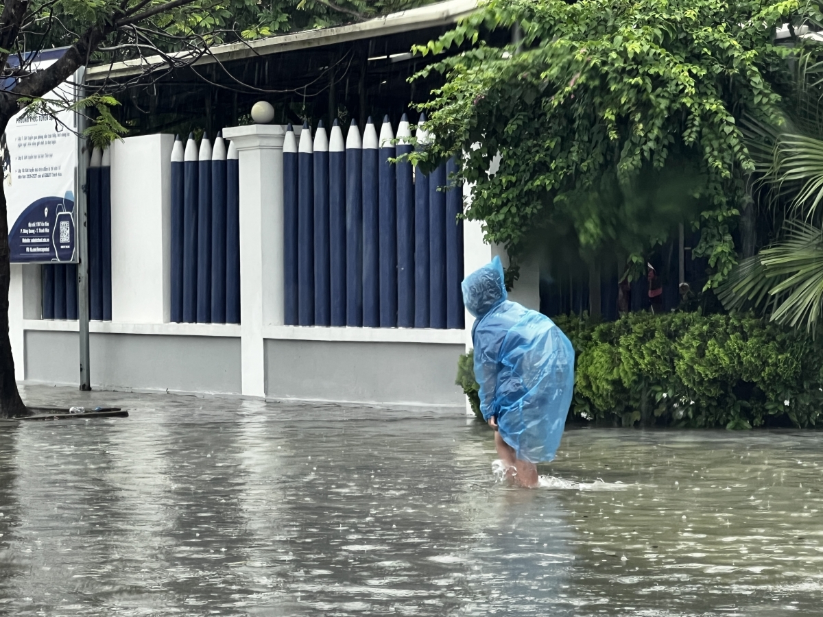 Do ảnh hưởng của mưa lũ, nhiều trục đường và khu vực trường học bị ngập nước, nhiều trường học xem xét cho học sinh nghỉ học để đảm bảo an toàn Do ảnh hưởng của mưa lũ, nhiều trục đường và khu vực trường học bị ngập nước, nhiều trường học xem xét cho học sinh nghỉ học để đảm bảo an toàn